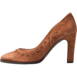 Brenda Zaro BIBI Szpilki walnut. Pomarańczowe czółenka damskie na sylwestra Brenda Zaro, bez wzorów, ze skóry, bez obcasa, na szpilce, bez zapięcia. Za 459,00 zł.