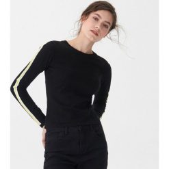 Sweter z lampasami - Czarny. Czarne swetry damskie House, s, bez wzorów, bez rękawów, bez kaptura. W wyprzedaży za 19,99 zł.