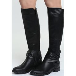 Czarne Kozaki Show Me The Way. Czarne buty zimowe damskie Born2be, przed kolano, na płaskiej podeszwie. Za 129,99 zł.
