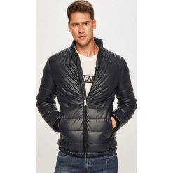 Guess Jeans - Kurtka. Niebieskie płaszcze męskie Guess Jeans, xl, z aplikacjami, z elastanu, krótkie, bez kaptura. W wyprzedaży za 479,90 zł.