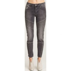 JEANSY SLIM FIT LIU JO. Szare jeansy damskie Liu Jo, z aplikacjami, z elastanu. Za 899,00 zł.
