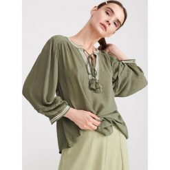 Bluzka z bufiastymi rękawami - Khaki. Brązowe bluzki damskie Reserved, bez wzorów, bez kołnierzyka, bez rękawów. W wyprzedaży za 39,99 zł.