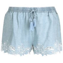 Szorty materiałowe Pepe Jeans Elvira PL800838. Niebieskie szorty damskie Pepe Jeans, s, bez wzorów, z lyocellu. W wyprzedaży za 179,00 zł.