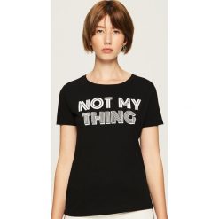 Bawełniany t-shirt z nadrukiem - Czarny. Czarne t-shirty damskie marki Sinsay, l, z nadrukiem, z bawełny. Za 19,99 zł.