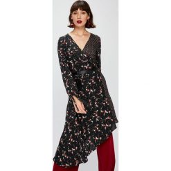 Answear - Sukienka Falling In Autumn. Brązowe długie sukienki marki ANSWEAR, na co dzień, m, z materiału, casualowe, z asymetrycznym kołnierzem, z długim rękawem, asymetryczne. W wyprzedaży za 119,90 zł.