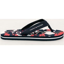 Tommy Hilfiger - Japonki dziecięce. Niebieskie sandały chłopięce TOMMY HILFIGER, z gumy, bez zapięcia. Za 129,90 zł.