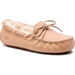 Kapcie UGG - W Dakota 5612 W/Amb. Różowe klapki damskie marki Ugg, bez wzorów, z wełny, bez obcasa. W wyprzedaży za 309,00 zł.