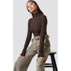 NA-KD Basic Top z golfem - Brown. Brązowe topy damskie marki NA-KD Basic, bez wzorów, z materiału, z golfem. Za 80,95 zł.