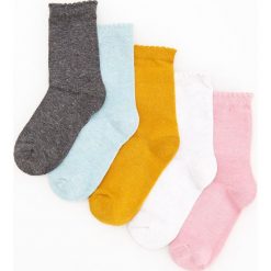 Skarpetki 5 pack - Biały. Białe skarpetki damskie Reserved, bez wzorów. W wyprzedaży za 9,99 zł.