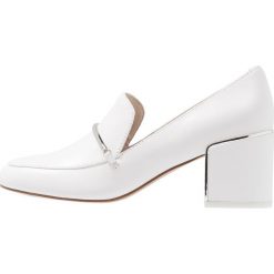 Kenneth Cole New York DAPHNE Czółenka white. Białe czółenka peep toe marki Kenneth Cole New York, ze skóry. Za 709,00 zł.
