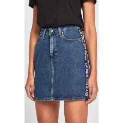 Calvin Klein Jeans - Spódnica. Niebieskie spódniczki damskie Calvin Klein Jeans, na co dzień, bez wzorów, z elastanu, casualowe, z podwyższonym stanem, mini, proste. W wyprzedaży za 239,90 zł.