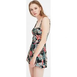 Kombinezon push-up z guzikami z przodu. Kombinezony damskie Pull&Bear, bez wzorów, bez kołnierzyka, bez rękawów. Za 109,00 zł.