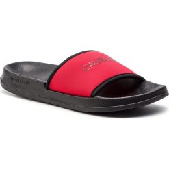 Klapki CALVIN KLEIN - Slide KW0KW00780 629. Czerwone klapki damskie Calvin Klein, bez wzorów, z tworzywa sztucznego, bez obcasa. Za 129,00 zł.