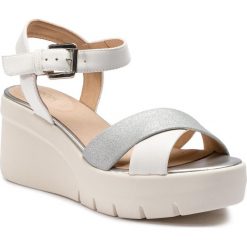 Sandały GEOX - D Torrence B D92CPB 0BCBN C0007 White/Silver. Szare klapki damskie Geox, bez wzorów, ze skóry ekologicznej, bez obcasa, na obcasie. W wyprzedaży za 379,00 zł.