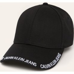 Calvin Klein Jeans - Czapka. Czarne czapki damskie Calvin Klein Jeans, bez wzorów, z bawełny. W wyprzedaży za 139,90 zł.