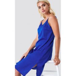 Rut&Circle Sukienka na ramiączkach Philippa - Blue. Niebieskie sukienki damskie marki Rut&Circle, bez wzorów, bez kołnierzyka, bez rękawów, midi. W wyprzedaży za 60,97 zł.