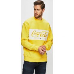 Tommy Jeans - Bluza x Coca-Cola. Czerwone bluzy męskie Tommy Jeans, xl, z nadrukiem, z bawełny, z okrągłym kołnierzem, bez rękawów, bez kaptura. W wyprzedaży za 339,90 zł.