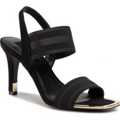 Sandały DKNY - Bryson K1046991 Blk/Black. Czarne klapki damskie DKNY, bez wzorów, ze skóry ekologicznej, bez obcasa, na obcasie. Za 629,00 zł.
