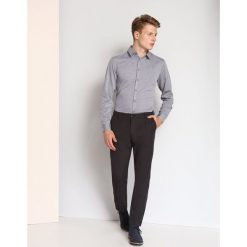 KOSZULA DŁUGI RĘKAW MĘSKA REGULAR FIT. Szare koszule męskie Top Secret, na zimę, m, bez wzorów, z bawełny, eleganckie, bez kołnierzyka, z długim rękawem. W wyprzedaży za 39,99 zł.