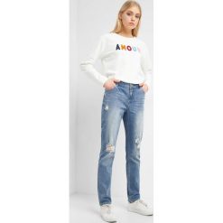 Jeansy boyfriend z dziurami. Niebieskie jeansy damskie Orsay. Za 119,99 zł.