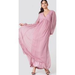 NA-KD Boho Szyfonowa sukienka z bufiastym rękawem - Pink. Różowe długie sukienki marki NA-KD Boho, z poliesteru, boho, dekolt w kształcie v. W wyprzedaży za 142,07 zł.