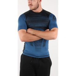 Reebok Koszulka Niebieski. Niebieskie podkoszulki męskie Reebok, s, z nadrukiem, z elastanu, z krótkim rękawem. Za 188,95 zł.