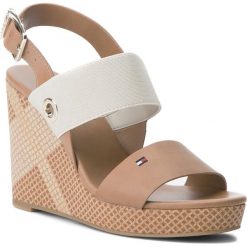 Sandały TOMMY HILFIGER - Feminine High Hedge FW0FW03354 Summer Cognac 929. Pomarańczowe klapki damskie TOMMY HILFIGER, bez wzorów, ze skóry ekologicznej, bez obcasa, na obcasie. W wyprzedaży za 259,00 zł.