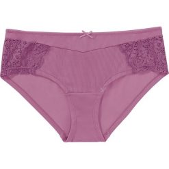 Figi panty bonprix dymna orchidea. Fioletowe majtki damskie bonprix, w koronkowe wzory, z koronki. Za 29,99 zł.