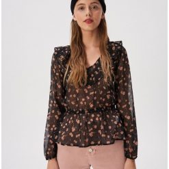 Kreszowana bluzka w kwiaty - Czarny. Czarne bluzki damskie Sinsay, s, w kwiaty, bez kołnierzyka, bez rękawów. Za 39,99 zł.