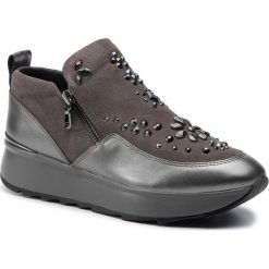 Sneakersy GEOX - D Gendry C D945TC 022NF C9F1G Dk Grey/Gun. Szare półbuty damskie Geox, na co dzień, z aplikacjami, z zamszu, bez obcasa, na płaskiej podeszwie, bez zapięcia. W wyprzedaży za 279,00 zł.