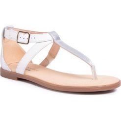 Sandały CLARKS - Bay Post 261493514 Wgite Interest. Białe klapki damskie Clarks, bez wzorów, ze skóry, bez obcasa, na obcasie. Za 299,00 zł.
