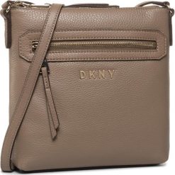 Torebka DKNY Tappen Satchel R94EAF93. Brązowe listonoszki damskie DKNY, bez wzorów, bez dodatków. W wyprzedaży za 479,00 zł.