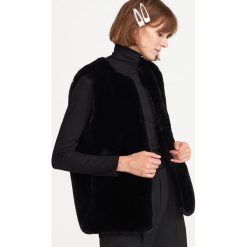 Kamizelka z imitacji futra - Czarny. Czarne kamizelki damskie Reserved, m, bez wzorów, bez kaptura. Za 139,99 zł.