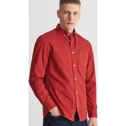 Koszula regular fit - Czerwony. Czerwone koszule męskie marki Reserved, s, bez wzorów, bez kołnierzyka, bez rękawów. Za 99,99 zł.