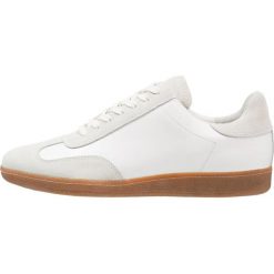 Wood Wood CADEN SHOE Tenisówki i Trampki white. Białe tenisówki damskie marki Wood Wood, ze skóry. W wyprzedaży za 551,20 zł.