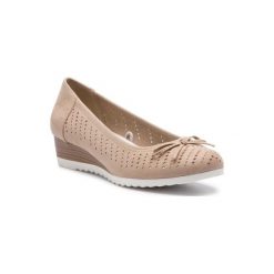 CLARA BARSON LS4881-03. Brązowe półbuty damskie Clara Barson, bez wzorów, z materiału, bez obcasa, bez zapięcia. Za 79,99 zł.