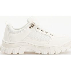 Sneakersy z łączonych materiałów - Biały. Białe sneakersy damskie Reserved, z materiału. Za 99,99 zł.