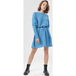 Niebieski Sweter Assadah. Niebieskie swetry damskie Born2be, uniwersalny, bez wzorów, bez rękawów, bez kaptura. Za 139,99 zł.