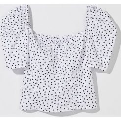 Bawełniana koszulka crop top w groszki -. Koszulki damskie Mohito, w grochy, z bawełny, bez kołnierzyka. W wyprzedaży za 39,99 zł.
