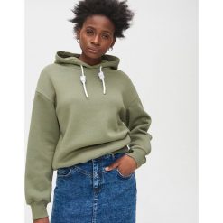 Bluza basic z kapturem - Khaki. Brązowe bluzy damskie Cropp, s, bez wzorów, bez rękawów, z kapturem. Za 79,99 zł.