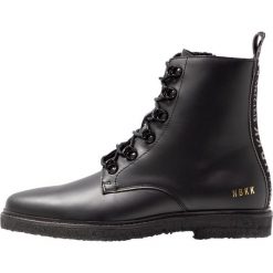 Nubikk LILOU ROCK Botki sznurowane black. Czarne botki damskie marki Nubikk, ze skóry, rockowe, bez obcasa, na sznurówki. Za 799,00 zł.