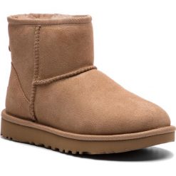 Buty UGG - W Classic Mini II 1016222 W/Fawn. Pomarańczowe kozaki damskie marki Ugg, na zimę, ze skóry, bez obcasa, bez zapięcia. W wyprzedaży za 479,00 zł.
