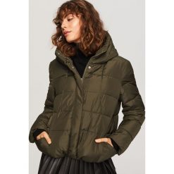 Pikowana kurtka z kapturem - Khaki. Brązowe kurtki damskie pikowane marki Reserved, z kapturem. Za 199,99 zł.