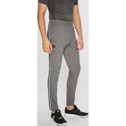 Under Armour - Spodnie. Szare spodnie męskie Under Armour, na co dzień, s, bez wzorów, z poliesteru, sportowe. W wyprzedaży za 169,90 zł.