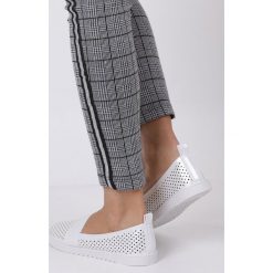 Białe Półbuty Slip On Ażurowe Błyszczące Z Gumką Casu Da19X3/w. Białe półbuty damskie Casu, bez wzorów, bez obcasa, bez zapięcia. W wyprzedaży za 39,99 zł.