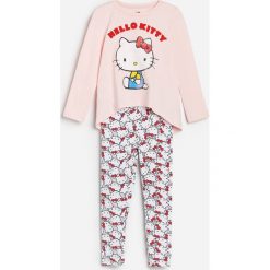 Bawełniana piżama Hello Kitty -. Piżamy damskie Reserved, z motywem z bajki, z bawełny, bez rękawów. Za 49,99 zł.