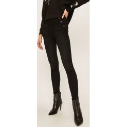 Guess Jeans - Jeansy. Czarne jeansy damskie Guess Jeans, z aplikacjami, z elastanu, z podwyższonym stanem. Za 559,90 zł.