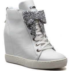 Sneakersy CARINII - B4518 L46-000-000-B88. Białe półbuty damskie Carinii, na co dzień, z aplikacjami, ze skóry, bez obcasa, na koturnie, bez zapięcia. W wyprzedaży za 309,00 zł.