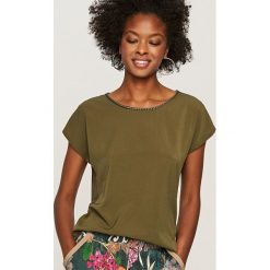 T-shirty damskie: Koszulka z ozdobną lamówką przy dekolcie - Khaki