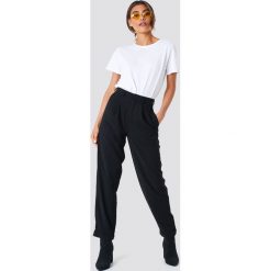 NA-KD Trend Szerokie spodnie z wysokim stanem - Black. Czarne spodnie z wysokim stanem NA-KD Trend, z haftami. Za 202,95 zł.